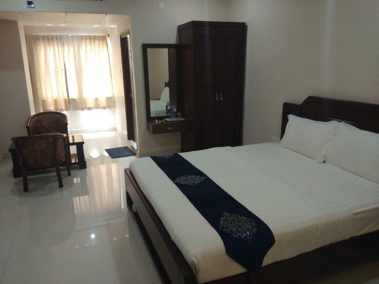 ホテルJnr Grand Madanapalle エクステリア 写真